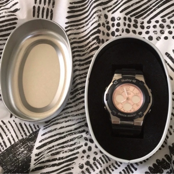 Woman’s 2000's Vintage G Shock in Rose Gold and Black ( NEEDS NEW BATTERY)